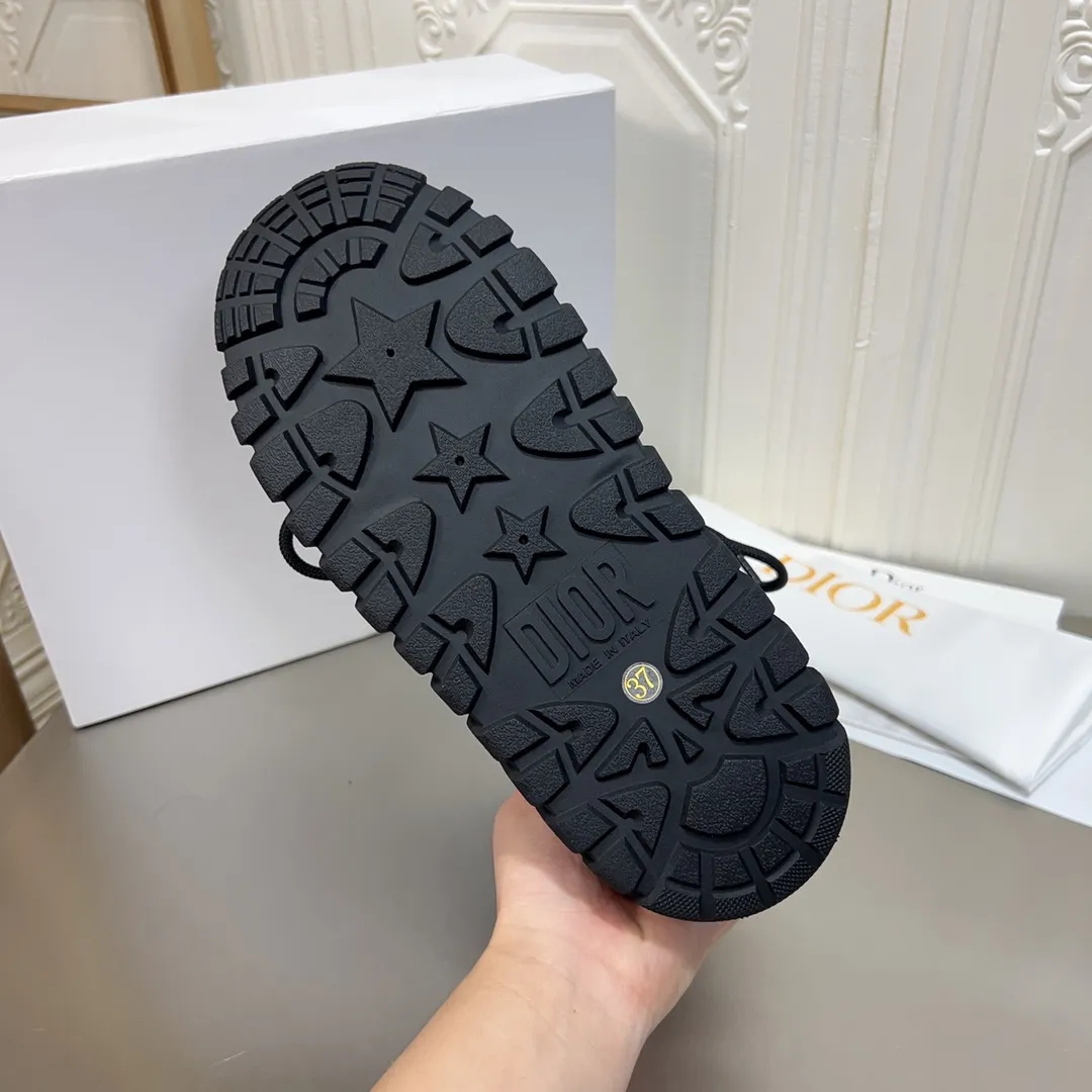 Men's shoes p600! The highest version on the market, Dior Dior's king style snow boots, ski boots, fat and cute, so cute →_→ from the DiorAlps limited series, unique. Shiny nylon Oblique print upper with criss-cross straps for an ideal fit. The technical fabric of the boot shaft, short-cut version, can be worn in the city or in the mountains. It makes the calf slimmer and taller, warm and concave. The boot shaft and sole are made of original waterproof padded lining. The embroidered fabric is original star ⭐ rubber non-slip thick sole and multi-module combination outsole. The size is 35-40. 41Customized